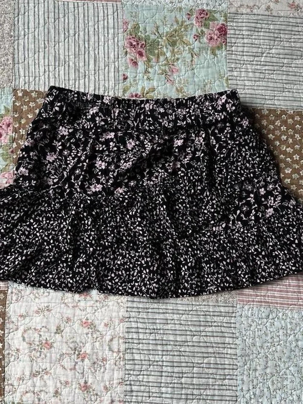 Art Class black & pink floral print ruffle mini-skirt